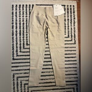 Bombshell Sportswear cheeky seamless leggings in taupe size L/XL NWT